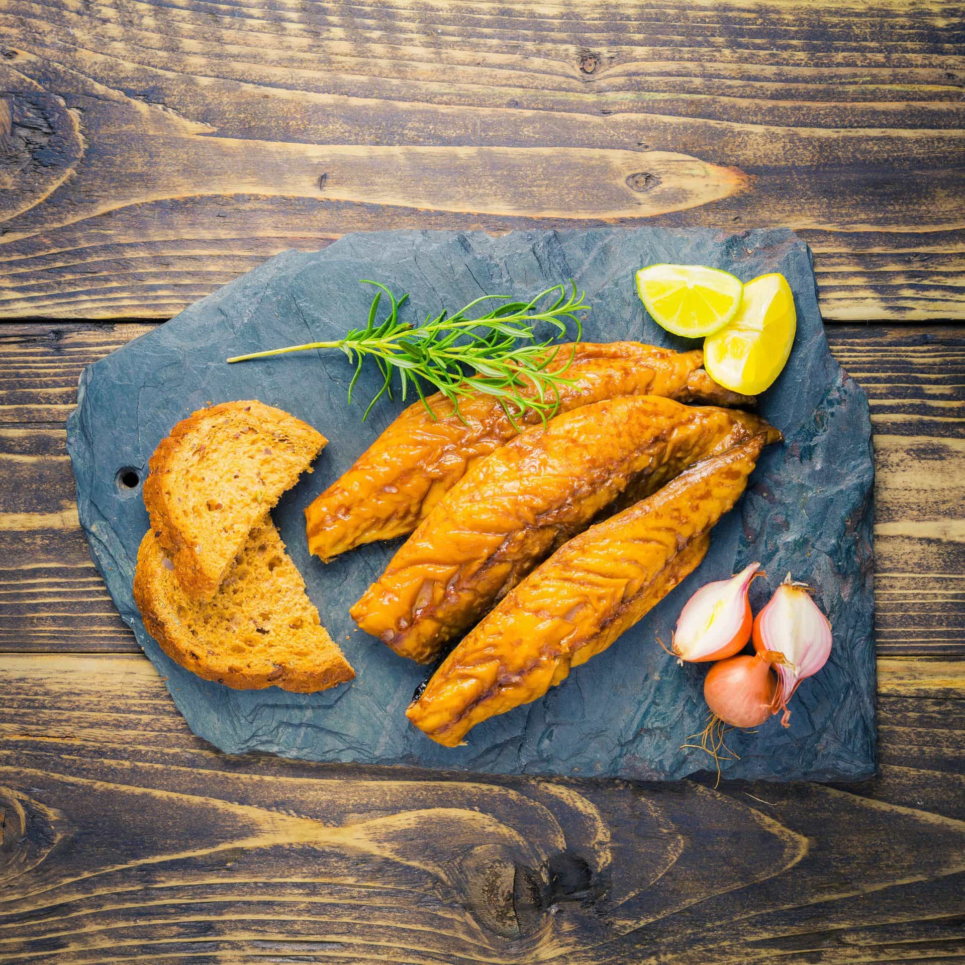 smoked mackerel fillets with brown bread and lemon wedges